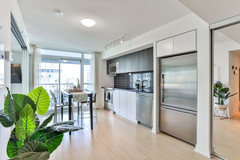 Cityplace 1b Lux Condo Lakeside Skydome Mtcc