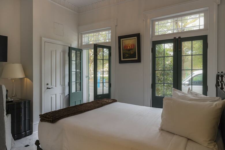 Royal Frenchmen Hotel And Bar