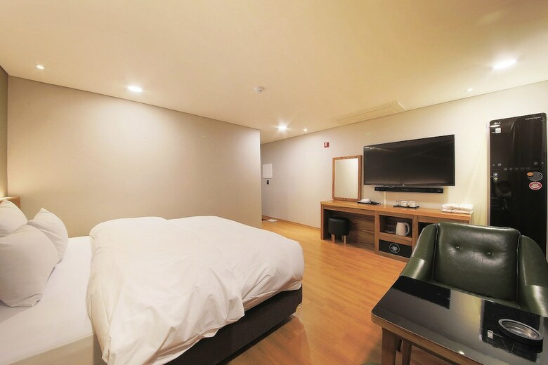 Cnc 1st Street Hotel