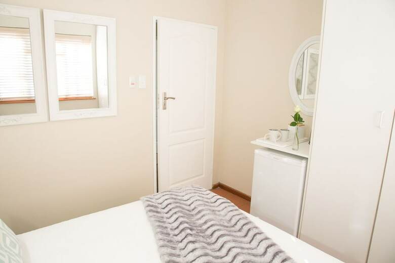 Hotel Baywatch Guest House & Tours