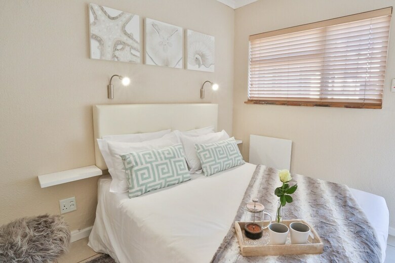 Hotel Baywatch Guest House & Tours