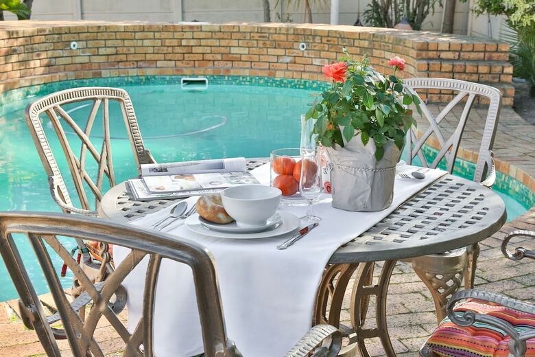 Hotel Baywatch Guest House & Tours
