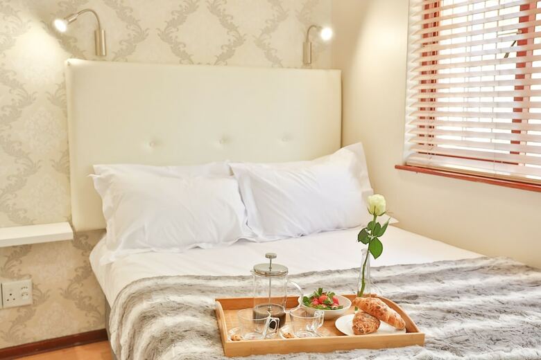 Hotel Baywatch Guest House & Tours