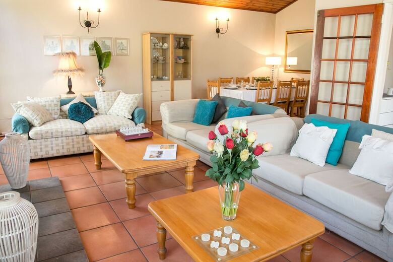 Hotel Baywatch Guest House & Tours