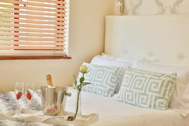 Hotel Baywatch Guest House & Tours
