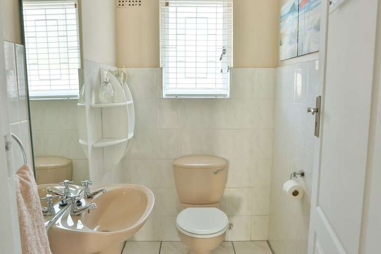 Hotel Baywatch Guest House & Tours