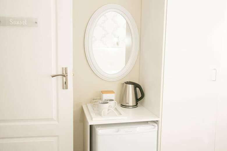 Hotel Baywatch Guest House & Tours