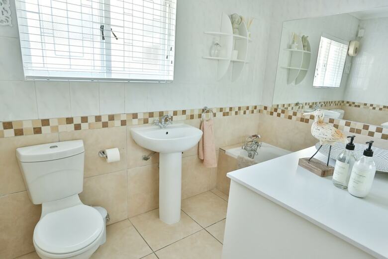Hotel Baywatch Guest House & Tours