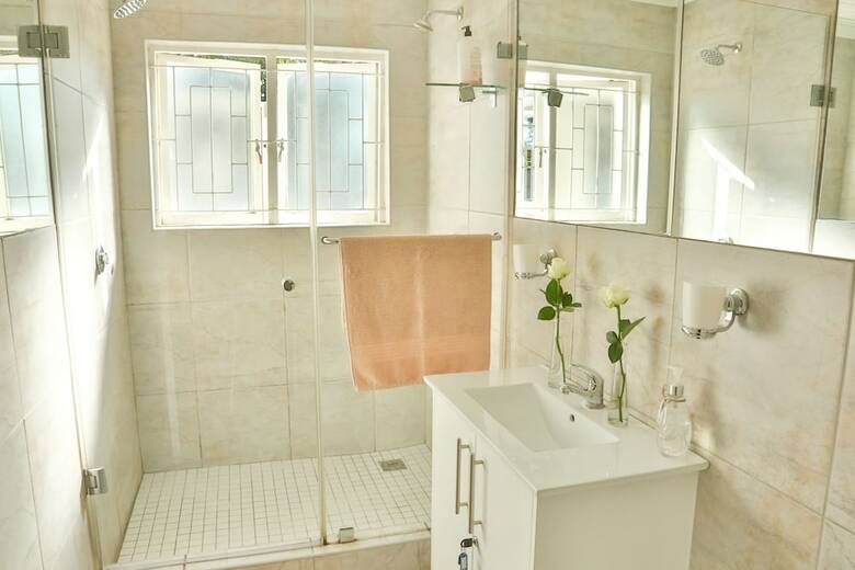 Hotel Baywatch Guest House & Tours
