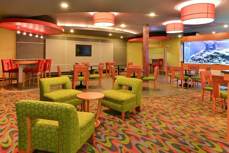 Hotel Comfort Suites At Virginia Center Commons