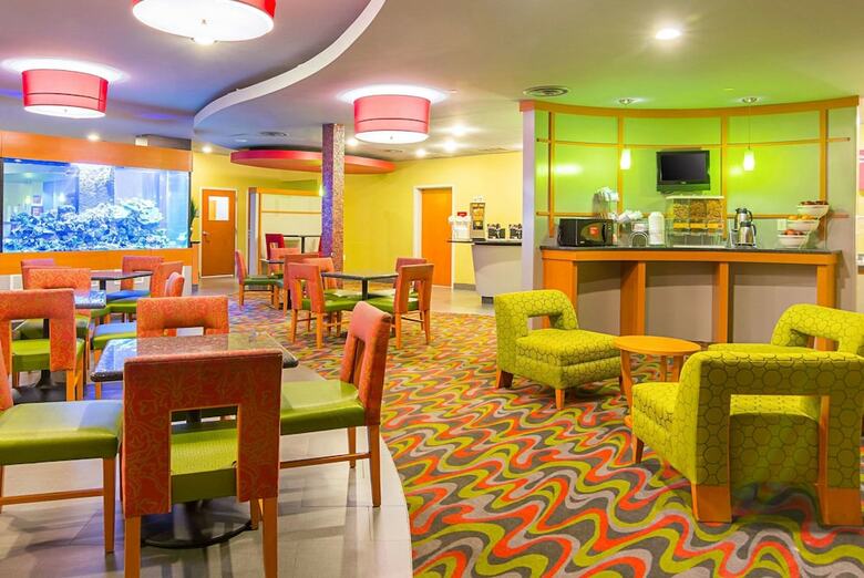 Hotel Comfort Suites At Virginia Center Commons