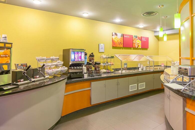 Hotel Comfort Suites At Virginia Center Commons