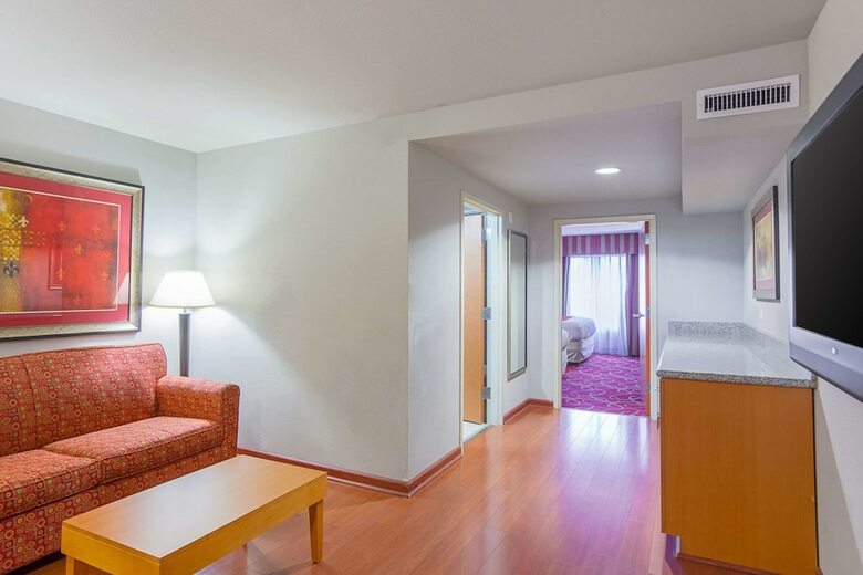 Hotel Comfort Suites At Virginia Center Commons