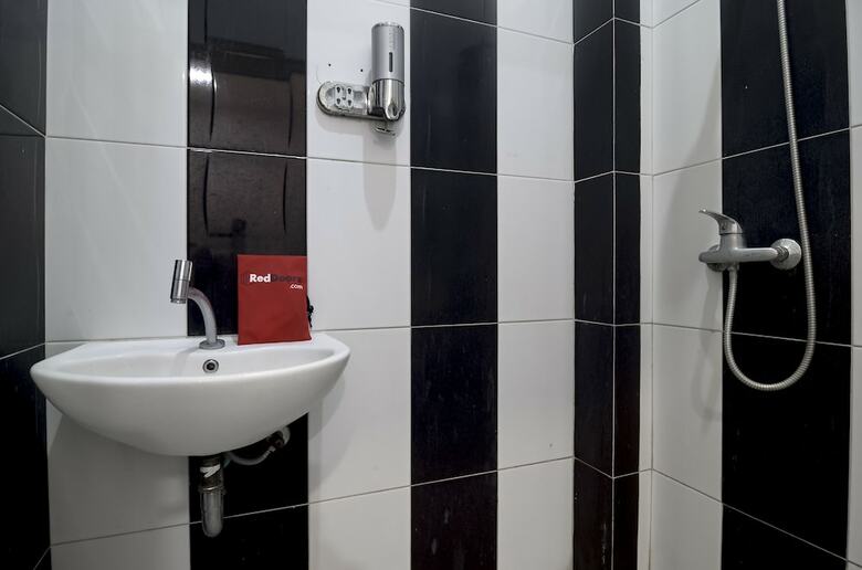 Hotel Reddoorz Near Poncol Station