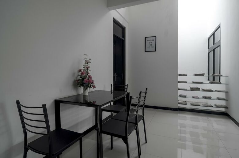 Hotel Reddoorz Near Poncol Station