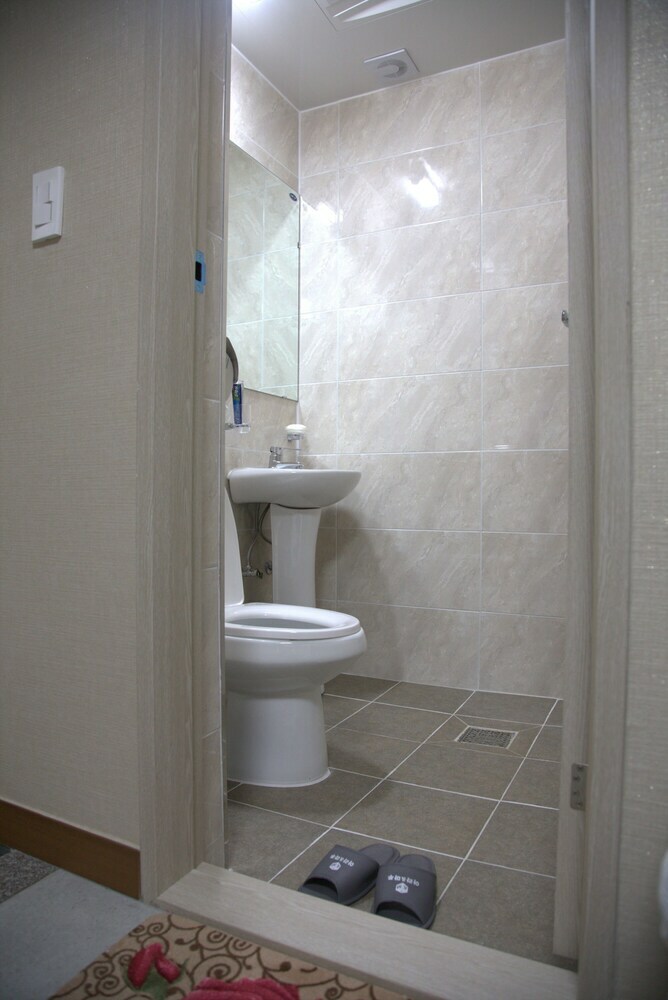 Hotel Ara & Maru Hostel