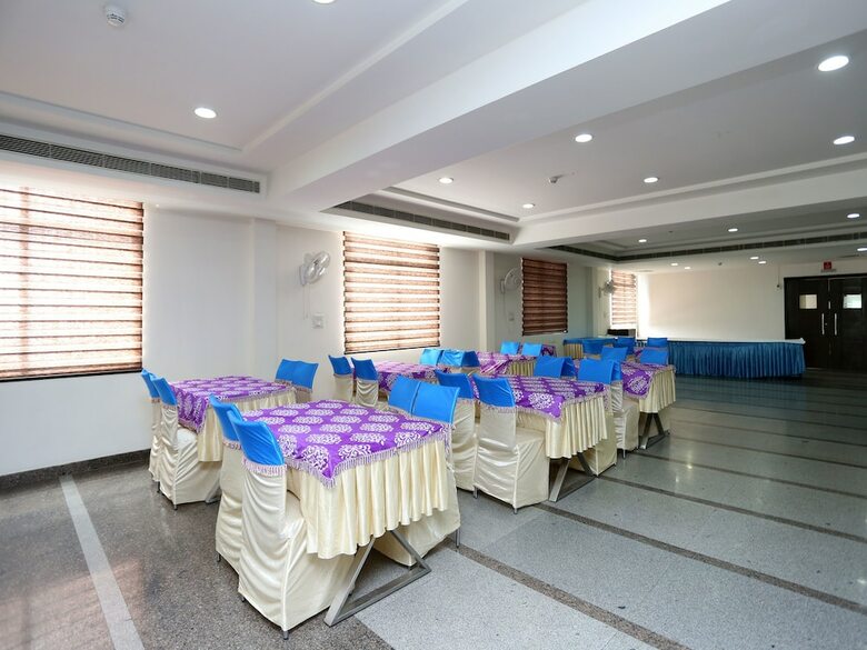 Hotel Oyo 8536 Azad Square