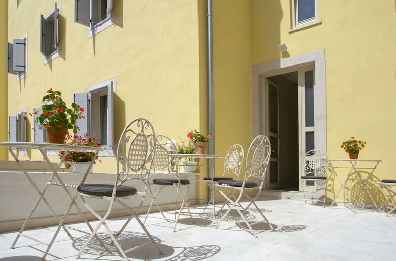 Bed & Breakfast Aspalathos Residence