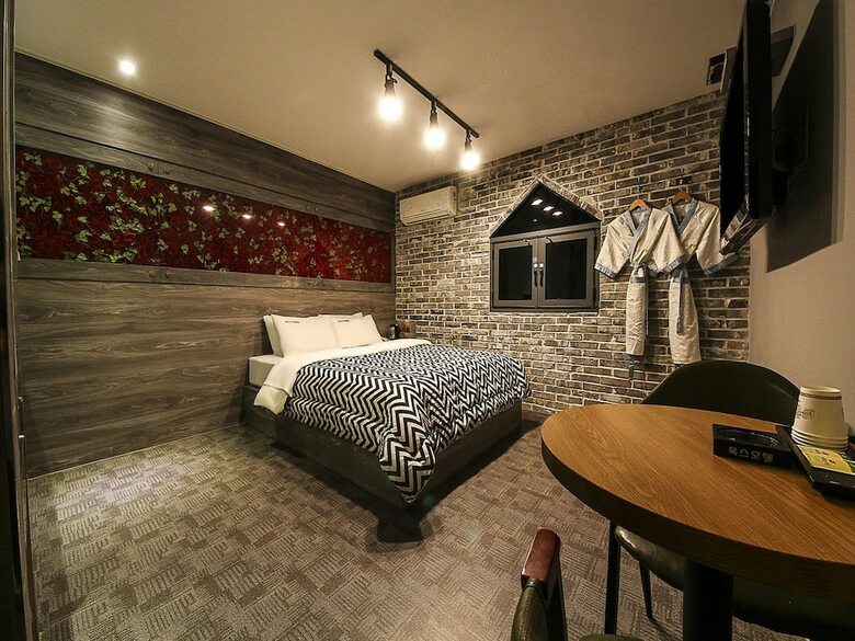Fox Avenue Hotel