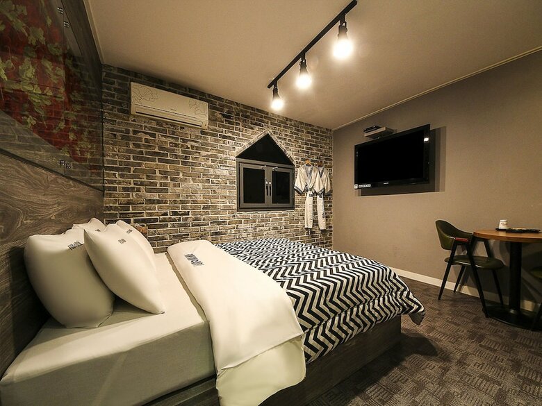Fox Avenue Hotel