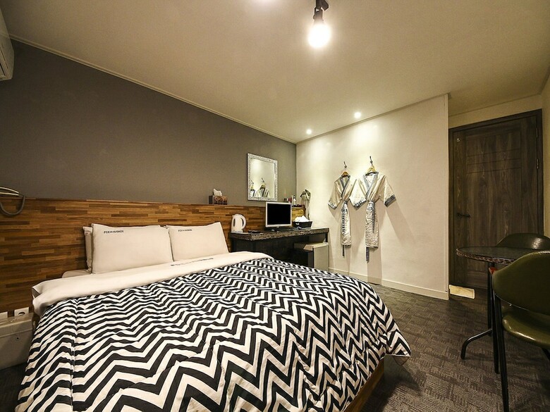 Fox Avenue Hotel