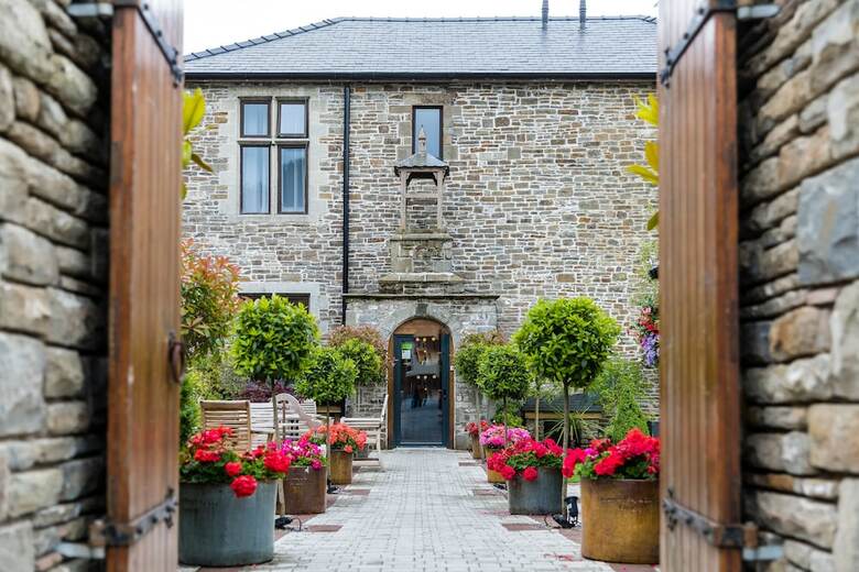 Bed & Breakfast Lanelay Hall