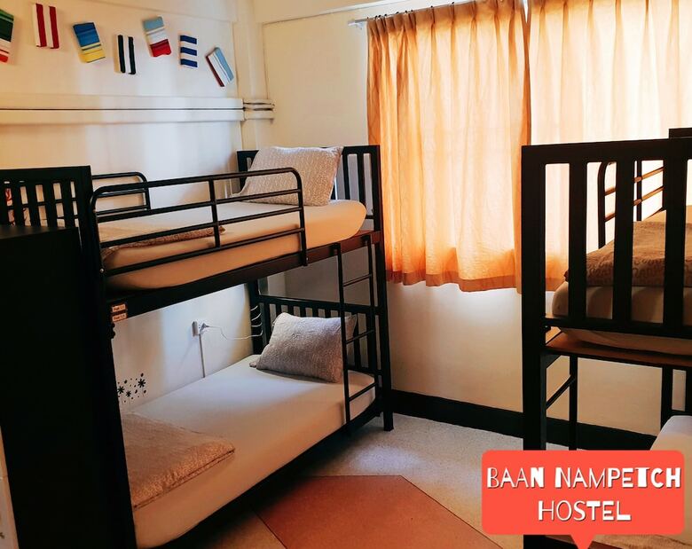 Hostal Baan Nampetch Hostel