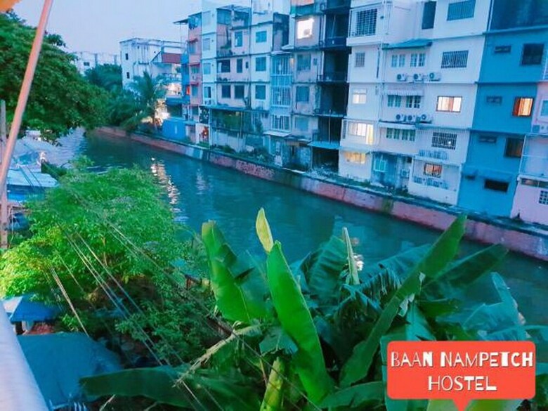 Hostal Baan Nampetch Hostel