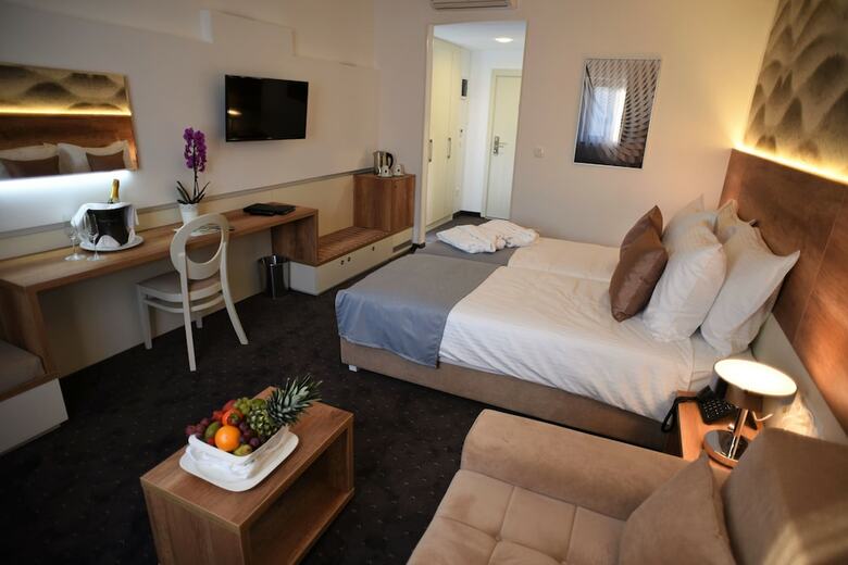 Santiny Hotel & Restaurant