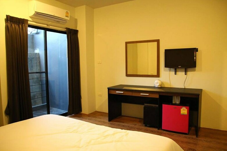 Hotel Bedroom 77