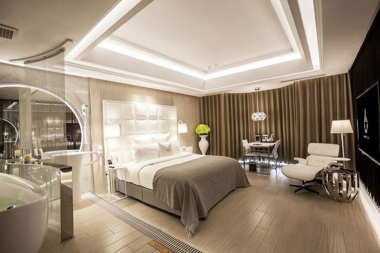 6 Star Motel