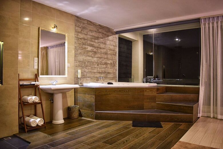Hotel Triple O Six
