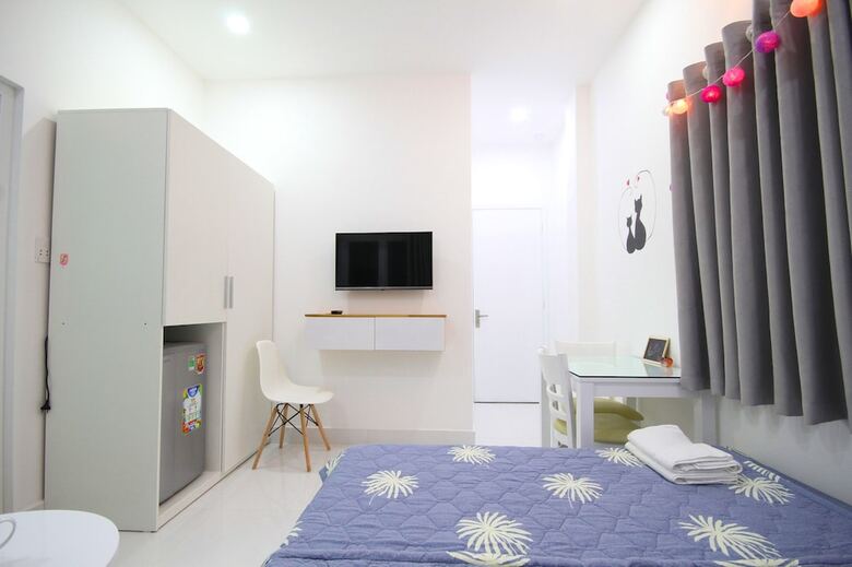 Smiley Apartment 9