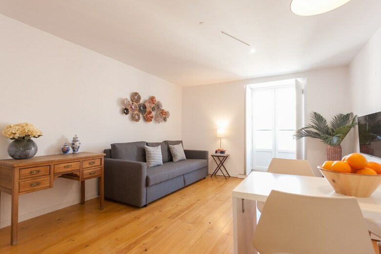 Moniz Blue One-bedroom Apartment - By Lu Holidays