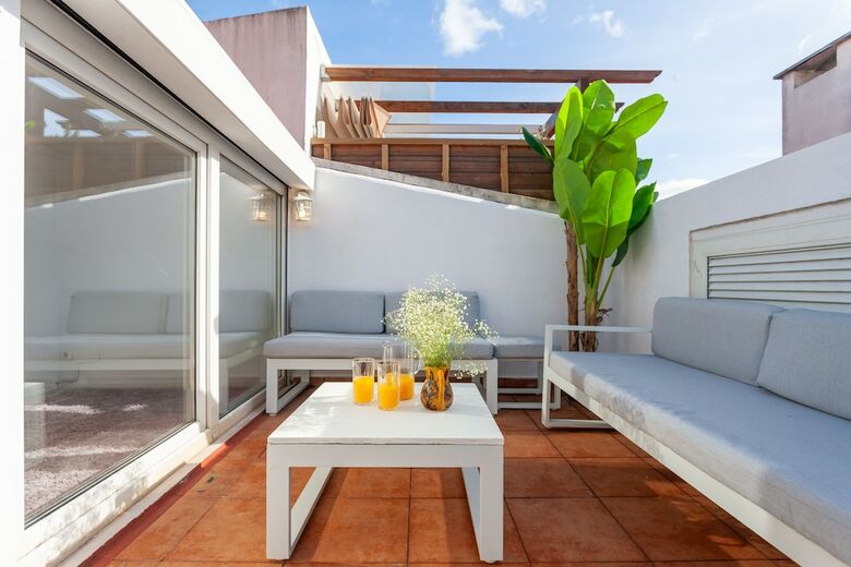 Liberty Penthouse Three-bedroom Apartment - By Lu Holidays