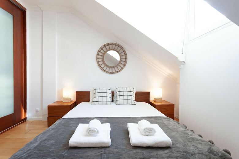 Liberty Penthouse Three-bedroom Apartment - By Lu Holidays