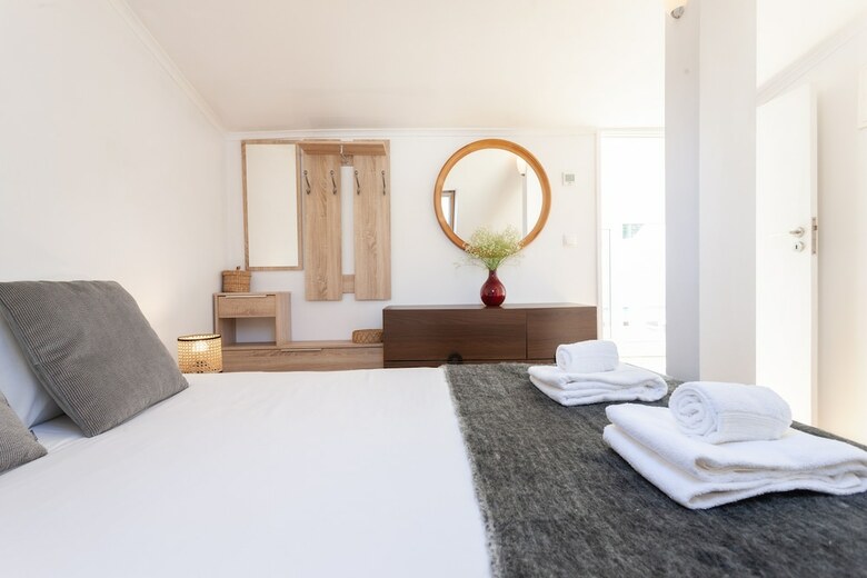 Liberty Penthouse Three-bedroom Apartment - By Lu Holidays