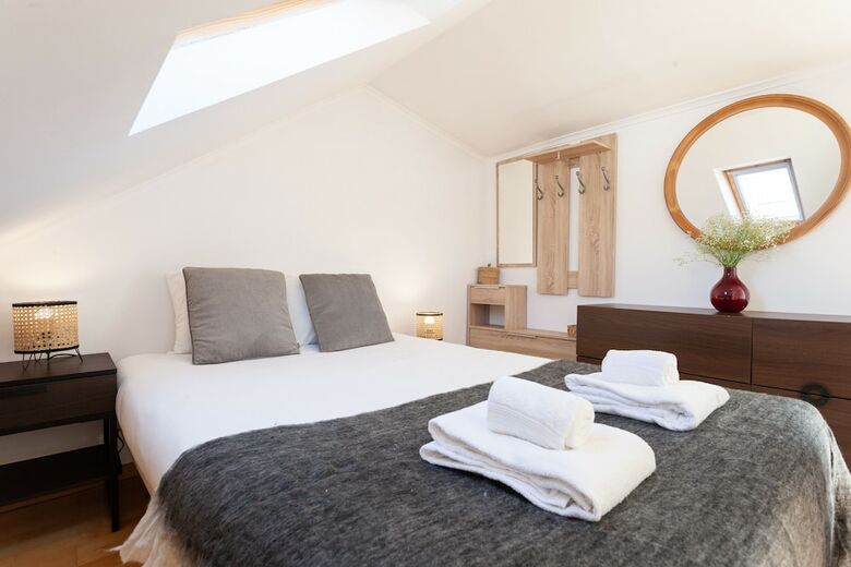 Liberty Penthouse Three-bedroom Apartment - By Lu Holidays
