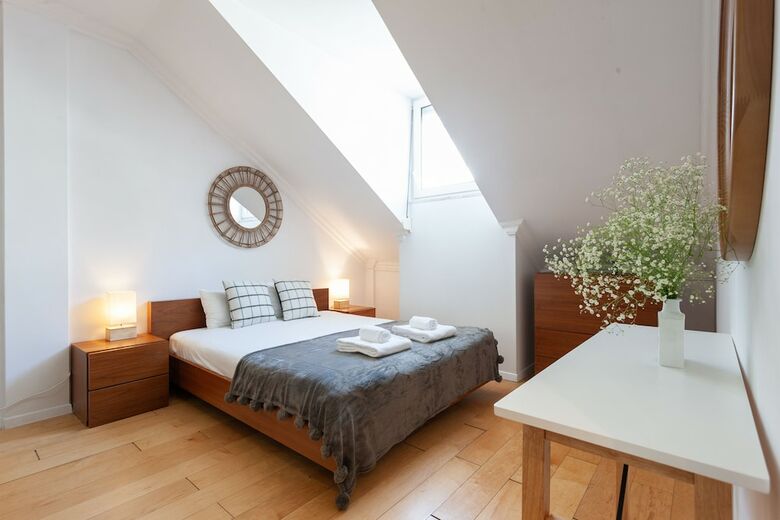 Liberty Penthouse Three-bedroom Apartment - By Lu Holidays