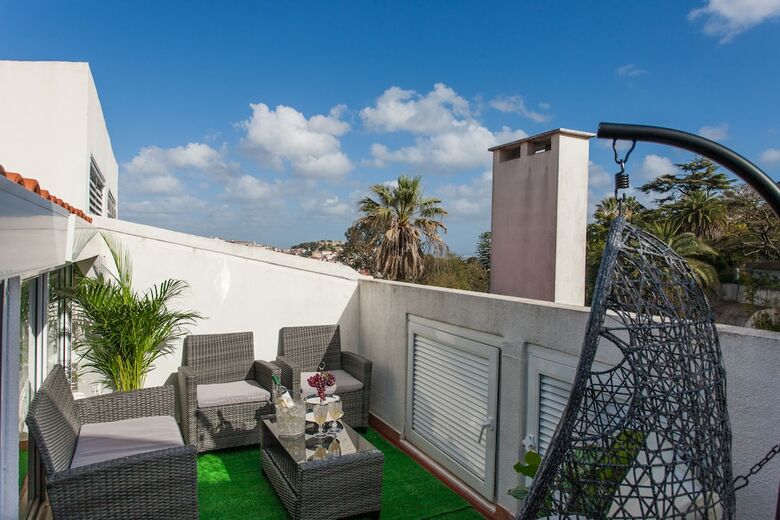 Liberty Penthouse Three-bedroom Apartment - By Lu Holidays