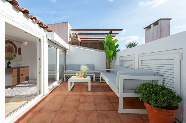 Liberty Penthouse Three-bedroom Apartment - By Lu Holidays
