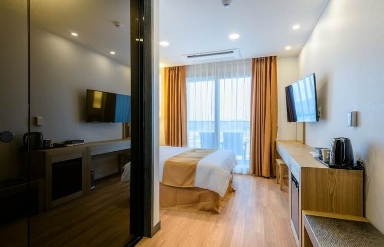 Thira Hotel