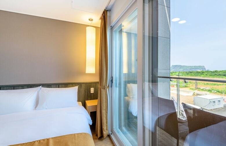 Thira Hotel