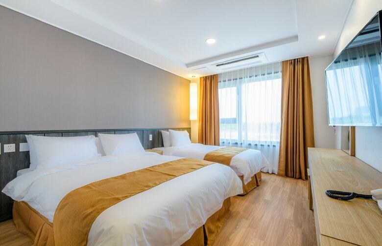 Thira Hotel