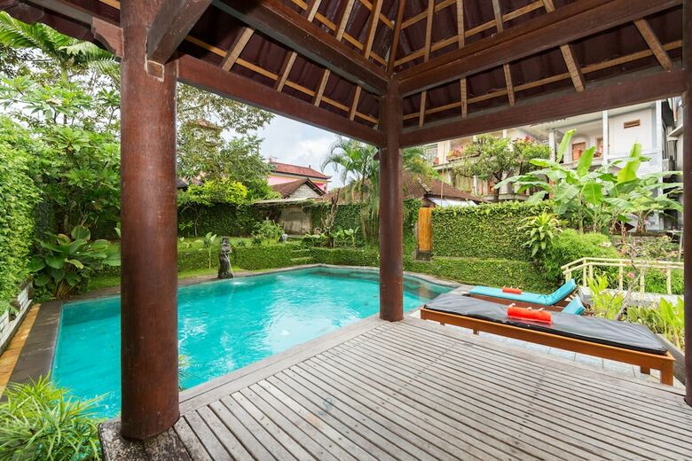 Bed & Breakfast Sayong House
