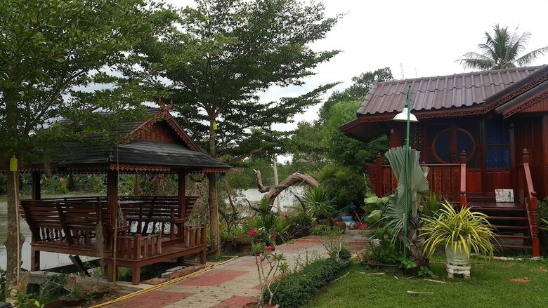 Hotel Ruenthai Rimnam Resort Suratthani