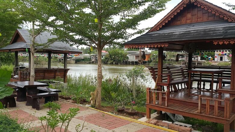 Hotel Ruenthai Rimnam Resort Suratthani