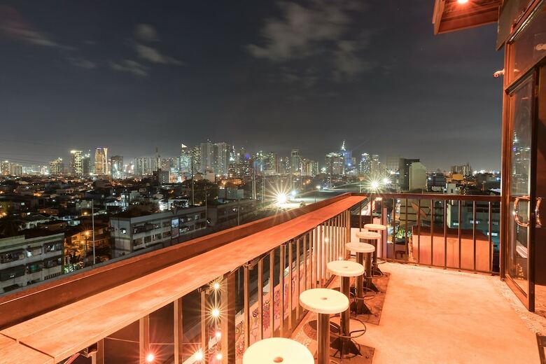 Heroes Hotel