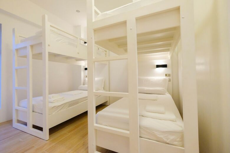 Heroes Hotel
