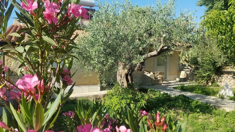 Neeton Noto Bed & Breakfast